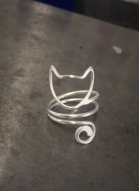 Cat RingSterling Silver Cat RingCat Lady by xMoonscapeDesignx Silver Cat Ring, Wire Jewelry Rings, Wire Jewelery, Cat Ring, Wire Jewelry Designs, Cat Jewelry, Diy Wire Jewelry, Handmade Jewelry Designs, Handmade Jewelry Diy