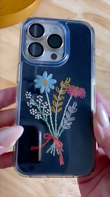 Mobile Case Design Ideas, Diy Mobile Cover Ideas, Easy Phone Case Painting Ideas, Diy Phone Cover Ideas, Cute Phone Cases Diy, Mobile Cover Diy, Mobile Cover Design, Crochet Mobile Cover, Diy Phone Case Ideas