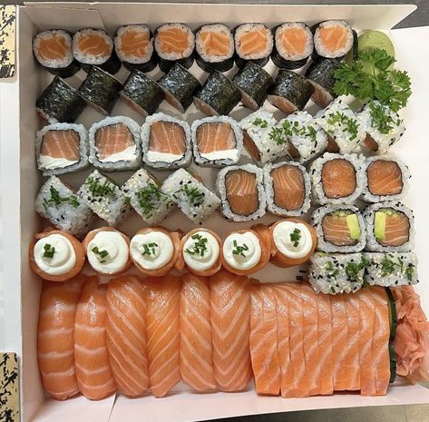 Sweet Sushi, Sushi Aesthetic, Sushi And Sashimi, Sushi Box, Yummy Sushi, Japanese Food Sushi, Food Japan, Food Sushi, Food Babe