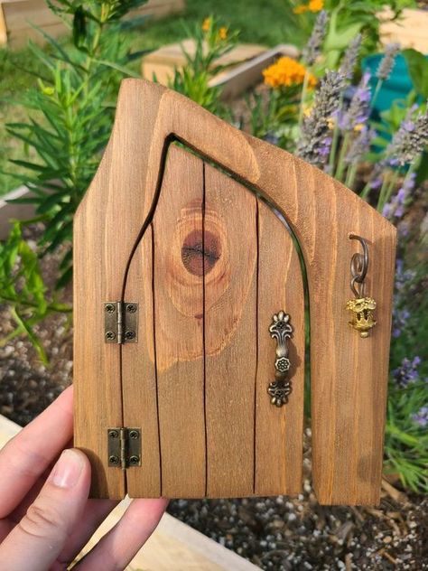 Fairy House Tree Stump Diy, Fairy Doors Diy, Wooden Fairy Houses, Fairy Door Ideas, Fun Doors, Ferret Room, Hobbit Doors, Tree Stumps Diy, Castle Windows