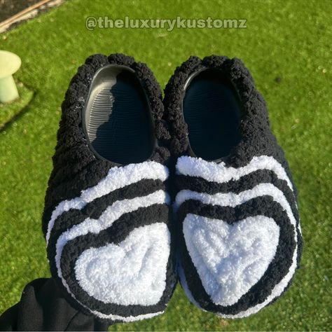 Custom Heart Slides Material Used: High Quality Yarn Brand: Luxury Kustomz The Shoes Used Are Similar To Crocs So You Can Wear Them Outside #Custom #Slides #Crocs #Yarncrocs #Customcrocs Yarn Clogs, Yarn Crocs, Black Custom Crocs, Black Crocs With Rhinestones, Black Crocs With Fur, Blinged Out Black Crocs, Bedazzled Crocs Shoes With Fur, Diy Rhinestone Crafts, Yarn Brand