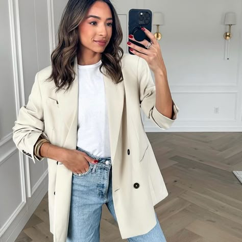 Zara Double Breast Oversized Cream Ecru Blazer Cream Color Jacket Outfit, Ecru Blazer Outfits For Women, Oversize Cream Blazer Outfit, How To Style A Cream Blazer, Ecru Blazer Outfit, Blazer Cream Outfit, Cream Leather Blazer Outfit, Cream Oversized Blazer Outfit, Women’s Blazers