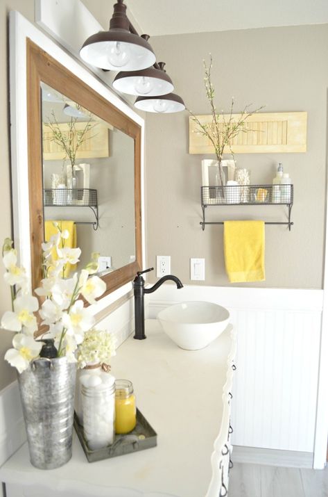 Farmhouse Bathroom Lighting, Vintage Farmhouse Bathroom, Yellow Bathroom Decor, Farmhouse Bathroom Decor Ideas, Yellow Bathroom, Casa Vintage, Modern Farmhouse Bathroom, Yellow Bathrooms, Farmhouse Bathroom Decor