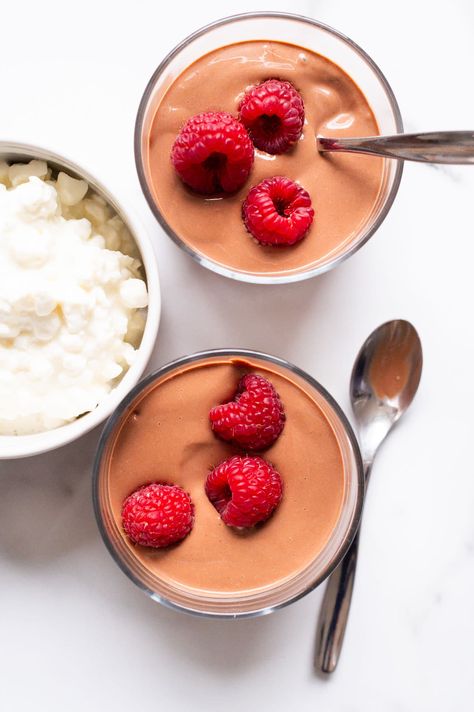 Cottage Cheese Chocolate Pudding (High Protein Recipe) - iFoodReal.com Cottage Cheese Chocolate Pudding, Cottage Cheese Bark, Healthy Puddings, Healthy Pudding Recipes, Cottage Cheese Chocolate, Greek Yogurt Chocolate, Cottage Cheese Dessert Recipes, Cottage Cheese Ice Cream, Chia Puddings