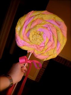 My Leisure... My Life: Giant Lollipop Tutorial - great for decorating for bday party - bjl Cocktails Restaurant, Paper Lollipop, Giant Lollipop, Nyc Dinner, Candy Props, Giant Lollipops, Willy Wonka Party, Foodie Breakfast, Pyjamas Party