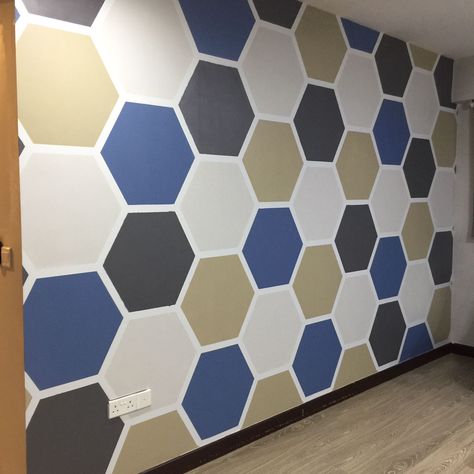 Hexagon Wall Paint, Hexagon Painting, Wall Prints Living Room, Honeycomb Wall, Geometric Wall Paint, Wall Paint Patterns, Diy Patio Table, Bedroom Pop Design, Hexagon Wall