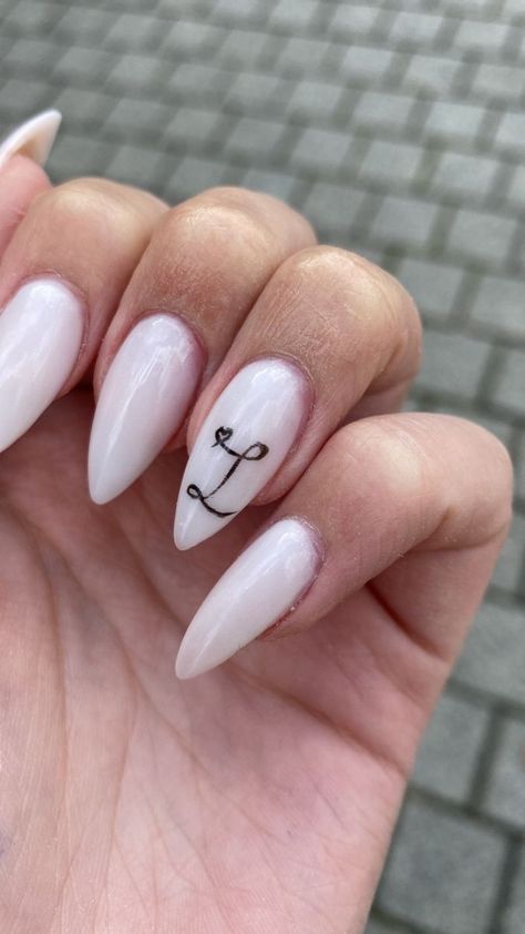 White Nails With Bf Initial, White Nails Inspo Aesthetic, Letter L Nail Design, Nails With White Background, Nails With An L Initial, Nails With L Letter, Nails With The Letter L On Them, White Nails Astethic, Initial Wedding Nails