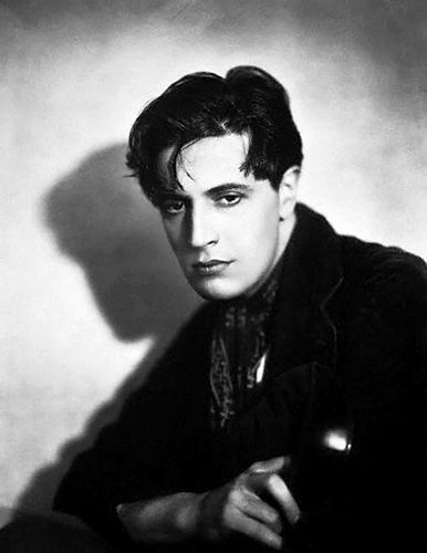 Welch composer David Ivor Davies (1893–1951) Ivor Novello, Fritz Lang, Cecil Beaton, Silent Movie, Entertainment Weekly, Alfred Hitchcock, Vintage Portraits, Silent Film, British Actors