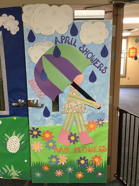 April Showers Bring May Flowers Door! Door Decorations Ideas, Spring Chalkboard, Art Kindergarten, Art Bulletin Boards, School Door Decorations, Hello April, Art Projects For Teens, Art Projects For Adults, School Doors