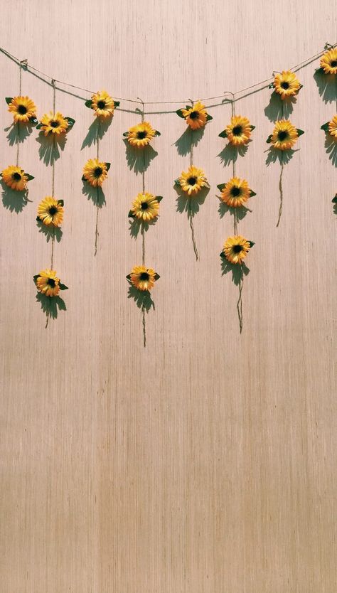 sunflower backdrop!   what you need//  1. fake sunflowers (buy full size flowers from dollar store and cut stems)  2. twine  3. large piece of plywood 4. hot glue   instructions//  1. measure top string to the size of your plywood 2. cut two different length strings  3. glue two flowers on shorter strings and glue three flowers on longer strings  4. tie strings with sunflowers on top string 5. place on your plywood Yellow Room Decor, Sunflower Room, Summer Room Decor, Yellow Room, Sunflower Wallpaper, Sunflower Decor, Trendy Flowers, Trendy Wallpaper, Yellow Sunflower