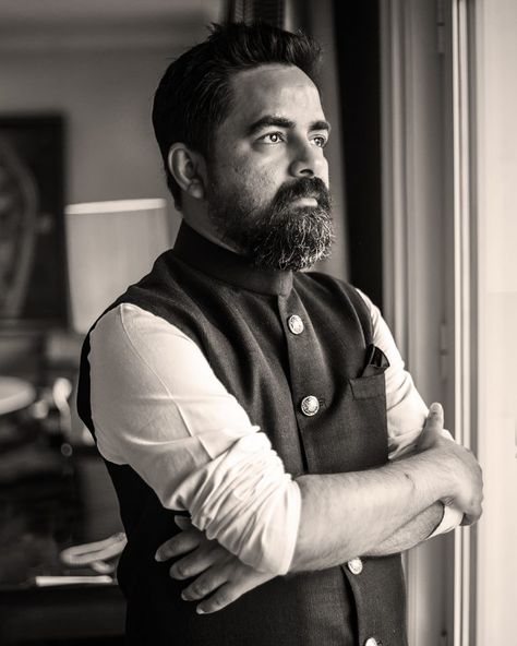 Sabyasachi Mukherjee, the talented, down-to-earth and soft-spoken Indian fashion designer behind the label named – not surprisingly – Sabyasachi Blouse Sabyasachi, Sabyasachi Designer, Sabyasachi Mukherjee, Holiday Homework, Indian Designers, Sabyasachi Lehenga, Manish Arora, Ritu Kumar, Design Philosophy