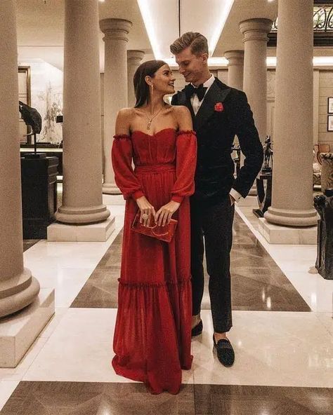 21 Cruise Outfits for Couples to Wear on Their Cruise Trip Couple Dresses, Couple Prom, Silvester Outfit, Photography Couple, Couple Dress, Stylish Couple, Red Chiffon, Prom Photos, Cruise Outfits