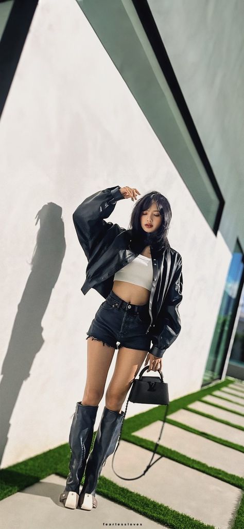 LISA WALLPAPER La Lisa Wallpaper, Lalisa Manobal Wallpaper, Lisa Blackpink Outfit, Lisa Tomboy, Lalisa Manoban Aesthetic, Lisa 2022, Blackpink Lisa Wallpaper, Lisa Foto, Black Pink Lisa