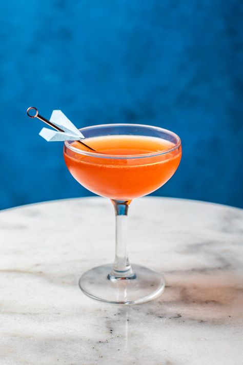 The paper plane cocktail is a unique bourbon drink made with bourbon, amaro (bittersweet Italian Liqueur), Aperol, and fresh lemon juice. It's a citrusy cocktail most similar to the characteristics of a more bitter whiskey sour or sidecar. #paperplanecocktail Paper Plane Drink, Kitchen Swagger, Paper Plane Cocktail, Bourbon Drink, Manhattan Cocktail Recipe, Mint Julep Cocktail, Bourbon Cocktail Recipe, Daiquiri Cocktail, Hot Toddies Recipe