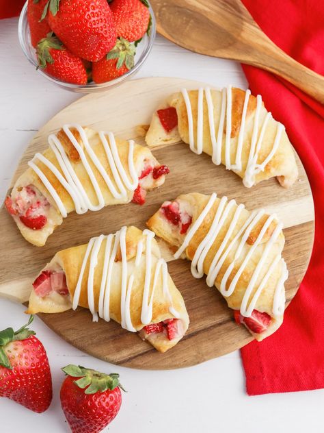 Strawberry Cheesecake Crescent Rolls, Strawberry Cheesecake Croissant, Strawberry Crescent Roll Recipes, Strawberry Cream Cheese Crescent Rolls, Strawberry Cream Cheese Croissants, Strawberry Crescent Rolls, Strawberry Cream Cheese Breakfast, Cream Cheese Filled Crescent Rolls, Cheesecake Crescent Rolls