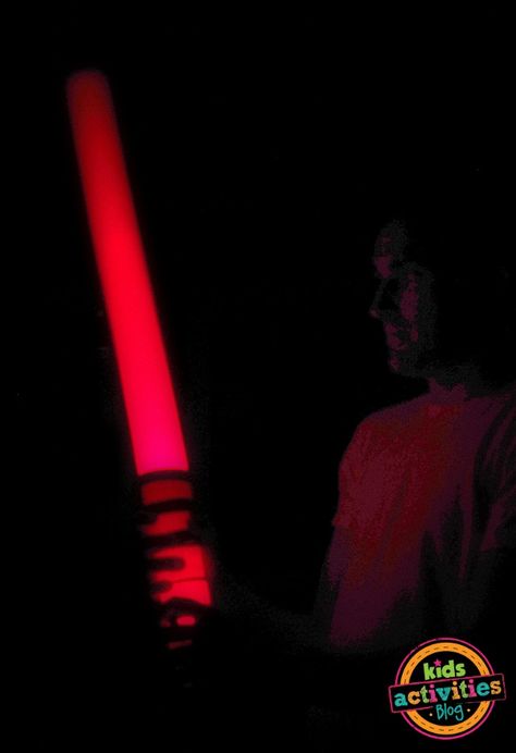 DIY Pool Noodle Lightsabers - mini flashlight inside to make it light up Diy Lightsaber, Volleyball Party, Noodles Ideas, Pool Noodle Crafts, Star Wars Crafts, Diy Glow, Star Wars Halloween, Pool Noodle, Diy Pool