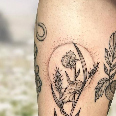 Rachel🌿🖋🍂 on Instagram: "Teeny tiny field mouse flash for today!! Me desperately trying to space out my posts so I can post my spring equinox flash on the actual spring equinox lmao, sorry for the inactivity 🥵 #flash #tattoo #tattooflash #botanical #botanicaltattoo #cutetattoo #fineline #blackwork #dotwork #cottagecore #floral #flower #floraltattoo" Spring Equinox Tattoo, Tiny Mouse Tattoo, Field Mouse Tattoo, Mouse Tattoo, Cottagecore Tattoo, Mouse Tattoos, Field Mouse, Botanical Tattoo, Spring Equinox