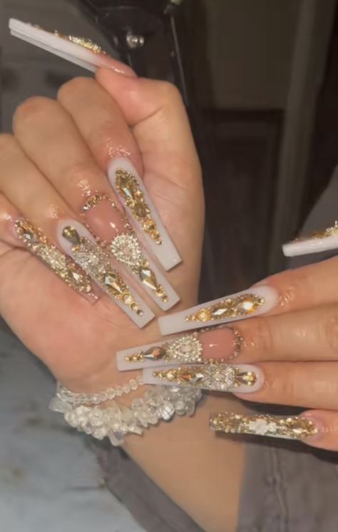 Birthday Nails Crystals, Long Nails Quince, Black Bougie Nails, Nails With A Lot Of Rhinestones, White And Gold Bling Nails, Extravagant Acrylic Nails, Flashy Nails Bling, Nails Acrylic Crystal, Super Glam Nails