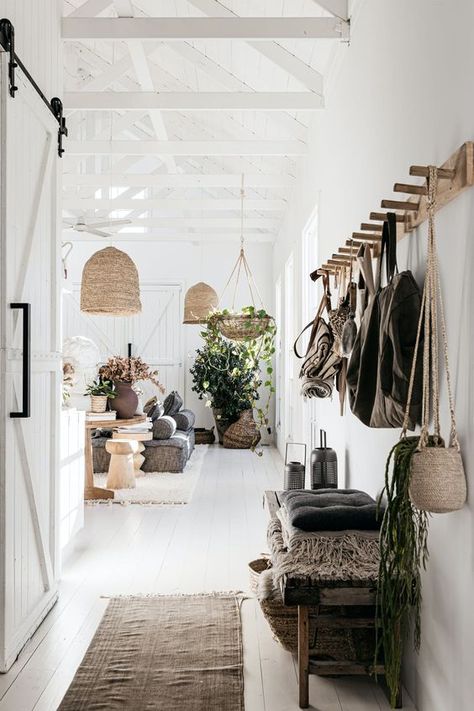 Lynda Gardener blends old and new with layers of rustic and modern details on a backdrop of Bleached White limewash. © Lynda Gardener Lynda Gardener, Swedish Style, Salon Interior Design, Bright Homes, Room & Board, Styl Boho, Room Board, Rustic Chic, Design Living