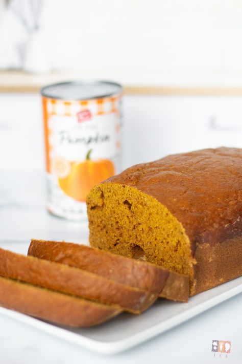 pumpkin bread on plate Bread Machine Pumpkin Bread, Pumpkin Bread Recipe For Bread Machine, Bread Machine Recipes Healthy, Thanksgiving Goodies, Pumpkin Bread Easy, Grain Recipes, How To Make Pumpkin, Pumpkin Bread Recipe, Bread Machine Recipes