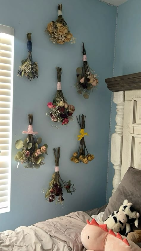 #boyfriend #flowers #flowercraft #relationship #decor #roomdecor #diy Flower Dried Ideas, Diy Flower Room Decor, Wall Of Dried Flowers, Flowers House Decor, Vase Decorating Ideas Bedroom, Dry Flower Room Decor, Spring Room Decor Ideas, Ceiling Diy Decor, Flower Room Decor Aesthetic