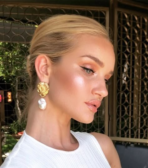 The Exact Products Makeup Artists Use on Celebrities to Make Their Skin Glow Rosie Huntington Whiteley Style, Long Hair Clip, Make Up Gold, Natural Makeup Ideas, Rosie Hw, Rose Gold Makeup, Simple Makeup Looks, Beauty Make-up, Ethereal Makeup