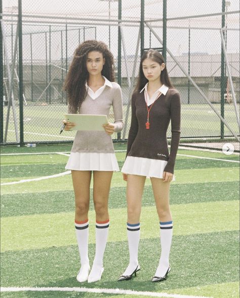 University Tees, Miniskirt Outfits, Athletic Style, Pleated Mini Dress, 가을 패션, Fotografi Potret, Strike A Pose, Lookbook Outfits, Fashion Killa