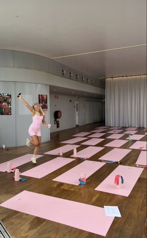 Colorful Workout Aesthetic, Pink Yoga Studio, Yoga Studio Aesthetic, Pilates Girl Aesthetic, Pilates Girl, Wellness Event, Pink Pilates Princess, Gym Crush, Wellness Studio