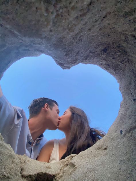 beach sand heart hole couple selfie trend Sand Heart Couple Pic, Sand Heart Selfie, Couple Beach Pictures Selfies, Sea Photoshoot Ideas Couple, Beach Heart Pictures, Sand Heart Aesthetic, Heart Sand Picture, Sand Heart Photo, Beach Sand Heart