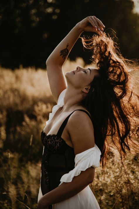 Hippie Photoshoot, Sunset Photoshoot Ideas, Fairy Photoshoot, Golden Hour Photos, Golden Hour Photography, Maple Ridge, Artsy Photos, Outdoor Portraits, Aesthetic Women