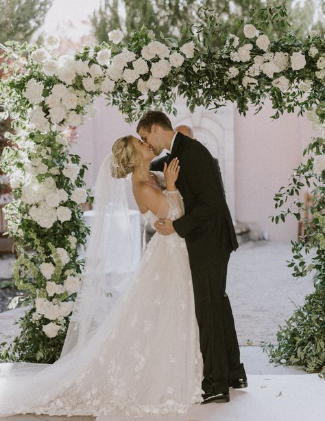 Bride And Groom First Kiss Poses, Best First Kiss Poses, Wedding Photo First Kiss, Ceremony Kiss Pose, Wedding Ceremony Kiss Pose, First Kiss Wedding Pictures Photo Ideas, Wedding First Kiss Photo, Alter Kiss Wedding, Wedding First Kiss Pose