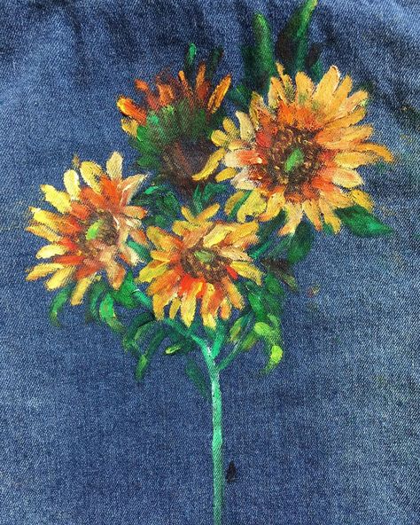 arissa ☆ on Instagram: “sunflowers 🌻 oil paint on denim ——> swipe for details” Paint On Denim, Pocket Painting, Jacket Craft, Shoe Custom, Trendy Denim Jacket, Sunflower Artwork, Hand Painted Denim, Diy Denim Jacket, Embroidery Stitches Beginner