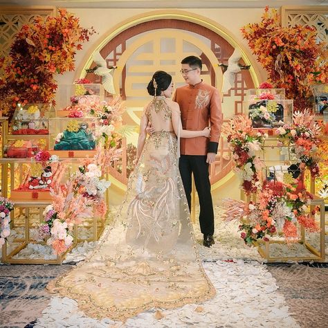 Lily Sasongko Couture Jakarta (@lilysasongkodesigner.jkt) • Instagram photos and videos Chinese Engagement Dress, Sangjit Decoration, Chinese Engagement, Chinese Wedding Decor, Engagement Gown, Engagement Dress, Chinese Wedding, Cheongsam, Jakarta