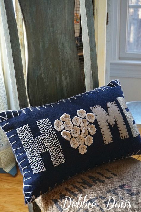 Denim Quilts, Winter Kitchen, Homemade Pillows, Fleece Pillow, Denim Pillow, Easy Pillows, Applique Sewing, Kitchen Decorating Ideas, Pillow Crafts