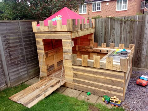 Pallet Castle Pallet Porch Furniture, Pallet Castle, Pallet Kids Playhouse, Pallet House For Kids, Wood Pallet Playhouse, Pallet Kids Outdoor, Pallet Playhouse Diy Easy, Pallet Castle Playhouse, Pallet Kids