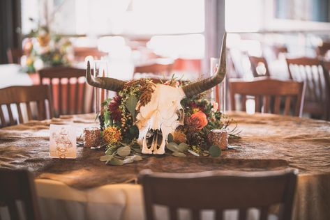 Cow Skull Centerpiece Wedding, Country Wedding Outdoor, Cow Skull Centerpiece, Western Wedding Cowhide, Cow Skull Wedding Decor, Jack Daniels Wedding, Round Table Decor Wedding, Main Table Wedding, Solstice Wedding