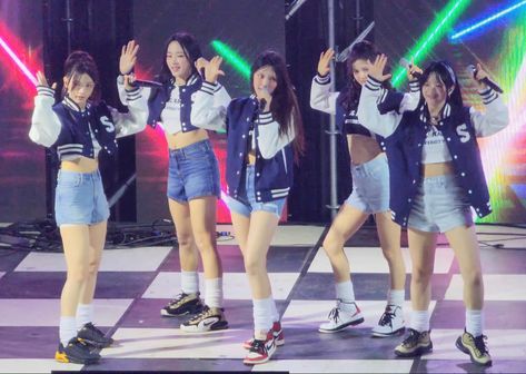 [230914] NewJeans performing ‘ETA’ at Seoul National University Festival Newjeans Performance, Newjeans 2023, Seoul National University, Yonsei University, National University, Fashion Board, Artist Style, Kpop Outfits, Festival Outfit