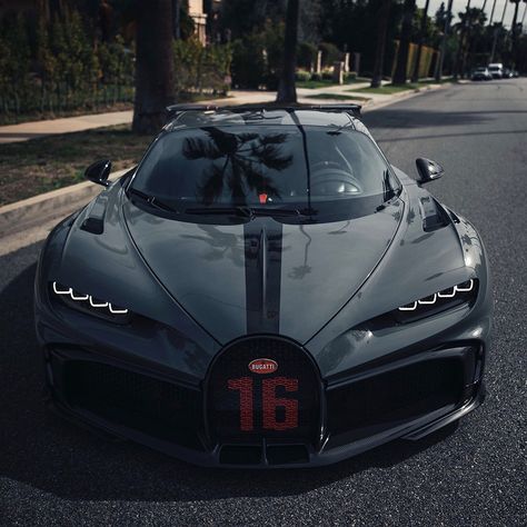 Bugatti Chiron Pur Sport Bugatti Chiron Black, Bugatti Chiron Pur Sport, Chiron Pur Sport, Tmax Yamaha, Istanbul Photography, About Cars, Vintage Poster Design, Super Sport Cars, Bugatti Cars