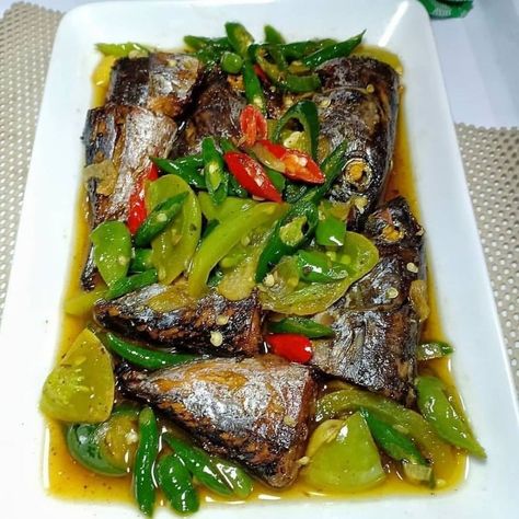 Resep ikan tumis ala rumahan © 2020 brilio.net Quick Cooking Recipes, Kecap Manis, Berbuka Puasa, Asam Jawa, Light Bites, Easy Cooking Recipes, Culinary Recipes, Indonesian Food, Hearty Meals