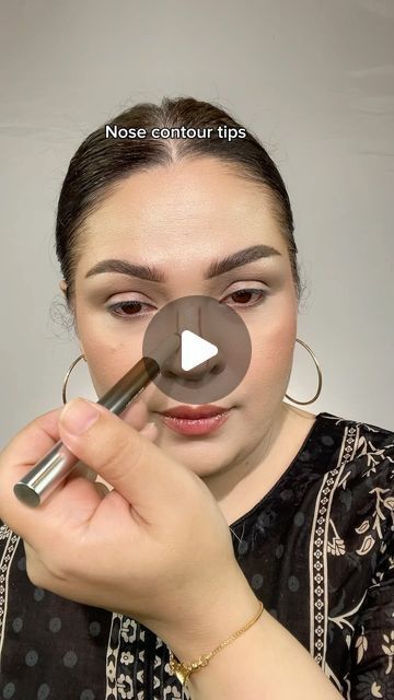 kalsoom jawad on Instagram: "Nose contouring tips! 👃🤥

Please naraz na hona🤭😬 contouring is very important thing in makeup. If facial points not defined properly, it can change the shape of face . 

Abb naak se nadiii na bahana 🫣

Just trying to help to teach best ways of doing makeup. Keep following if you want to learn more 🤗 

@sheglam_official contour pen
@manriqenlenses  shade fudge bar 

#makeuptutorial #nosecontour #contour #contouring #makeuphacks #hacks #learnmakeup #makeuppro #fashion #makeuptips #tutorial" Nose Makeup Tutorial, Shape Of Face, Contour For Round Face, Mascara Covergirl, Fudge Bar, Contouring Tips, Best Drugstore Mascara, Contouring Techniques, Nose Contour