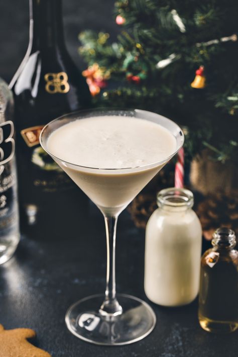 Get into the holiday spirit by making yourself a Gingerbread Martini! This Christmas martini is made with Baileys and vodka, and it tastes just like gingerbread! #christmascocktail #christmasmartini #gingerbreadmartini #gingerbreadcocktail #baileyscocktail #christmasvodkacocktail #vodkacocktailforchristmas Cocktails Using Vodka, Gingerbread Martini Recipe, Easy Christmas Cocktail, Baileys And Vodka, Baileys Martini, Christmas Cocktails Vodka, Gingerbread Martini, Martini Recipes Easy, Baileys Cocktails