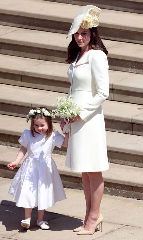 La Duquesa de Cambridge, junto a su hija, la princesa Charlotte, al llegar a la Capilla de San Jorge del Castillo de Windsor. #bodareal #realeza #royalty Kate Middleton, Prince