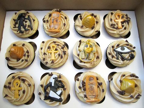 cupcakes Egyptian Cupcakes, Egyptian Themed Party, Royalty Baby Shower, Egypt Crafts, Egyptian Party, Egyptian Wedding, Egyptian Theme, Food Artists, Edible Cupcake Toppers