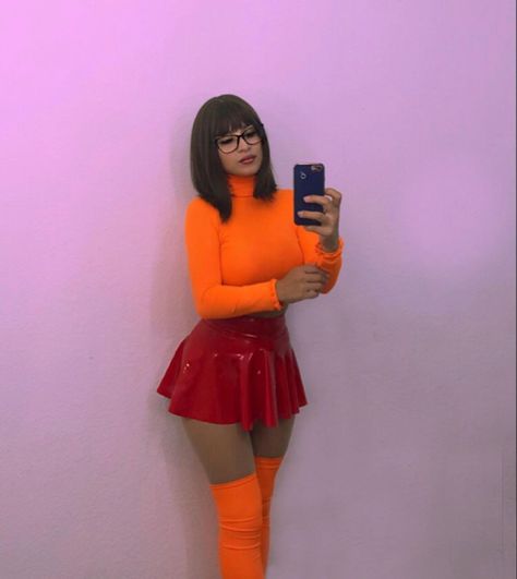 Baddie Velma Costume, Camron Pink Outfit Costume, Brown Skin Halloween Costumes, Black Velma Costume, Disfraz Vilma Scooby Doo, Velma Makeup Look, Latina Costumes Halloween, Velma Costume Black Women, Vilma Scooby Doo Costume