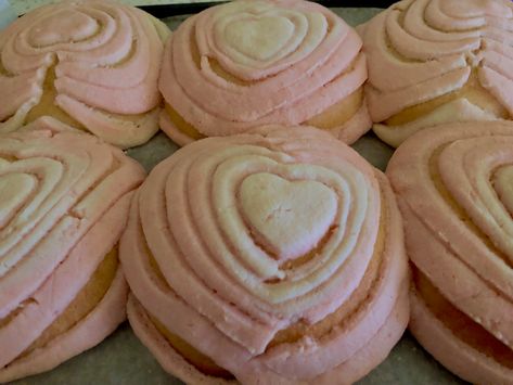 Valentine’s Day sweet bread Pink Conchas Pan Dulce, Soft Mexican Aesthetic, Pink Mexican Aesthetic, Heart Conchas, Aesthetic Mexican Food, Coquette Baking, Mexican Valentines Day, Cute Dessert Recipes, Baking Valentines Day