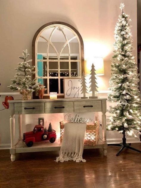 Ingangs Decor, Christmas Entry, Christmas Entryway, Cozy Christmas Decor, Christmas Apartment, Christmas Decor Inspiration, Halloween Porch Decorations, Country Christmas Decorations, Christmas Themes Decorations