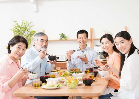 How To Hold Chopsticks, Table Etiquette, Japanese Table, Japanese Travel, Table Manners, Japan Travel Guide, Good Manners, Family Table, Chopsticks