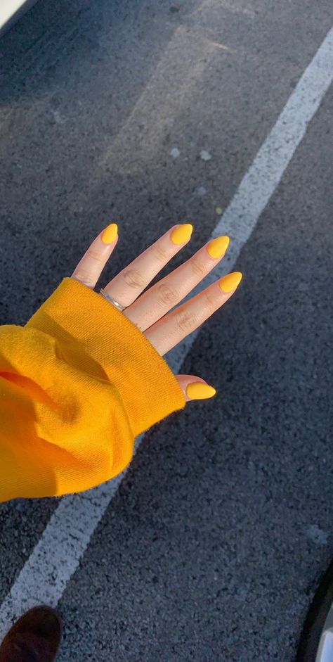 Short Yellow Almond Nails, Yellow Almond Nails, Nail Nail Designs, Acrylic Nails Ideas, Summer Nails Art, Nail Art Inspo, August Nails, Nails Art Ideas, Finger Art