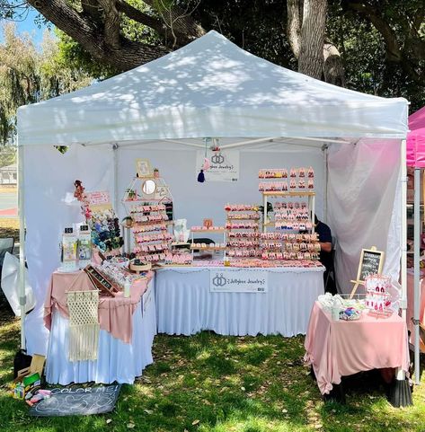 Pink Vendor Booth, Vendor Outfit Ideas, Candy Vendor Booth Ideas, Pop Up Shop Set Up Ideas, Market Stall Set Up, Festival Booth Ideas, Stall Decoration Ideas Fair, Pop Up Vendor Booth Ideas, Market Displays Booth Ideas