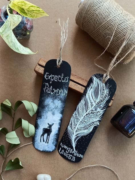 Harry Potter theme bookmark Aesthetic Harry Potter Bookmarks, Harry Potter Book Mark Ideas, Bookmarks Handmade Harry Potter, Cute Easy Bookmark Ideas, Harry Potter Book Marks Diy, Harry Potter Bookmark Ideas, Harry Potter Book Marks, Diy Harry Potter Bookmarks, Harry Potter Craft Ideas